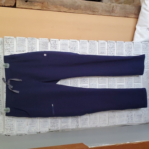 Like new Figs Yola navy scrub bottoms - Picture 4 of 9